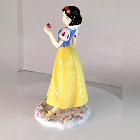 Royal Doulton Snow White Figurine - Picture 3 of 8